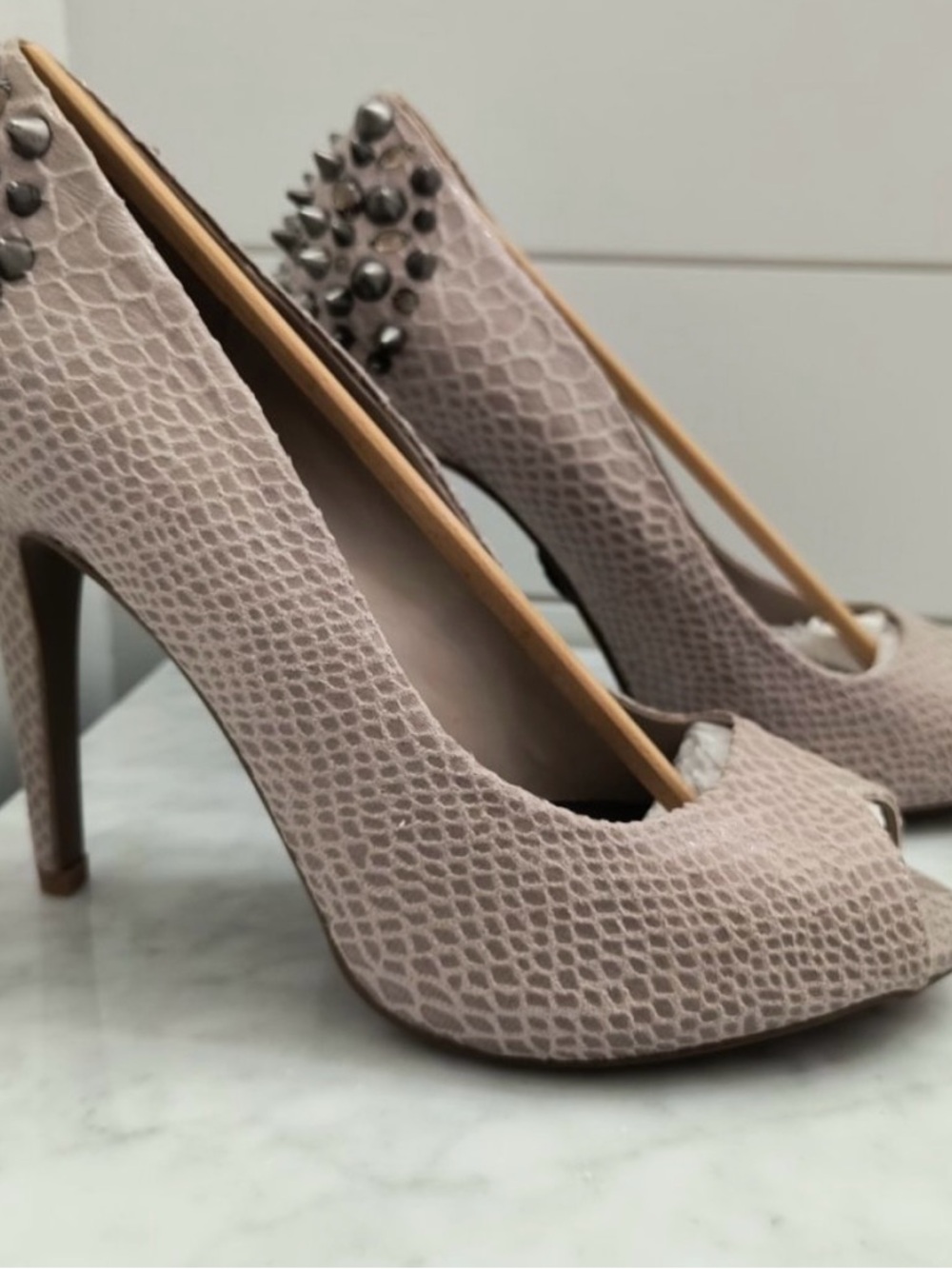New Vera Wang Studded Peep-Toe High Heels in Beige Snake - Picture 2 of 12